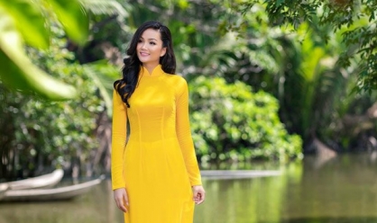 Áo dài cặp chị em Hoa hậu "Song Linh" đồng loạt tung bay trong ngày cận Tết