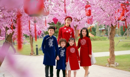 Áo dài Việt nổi bật giữa rừng hoa anh đào