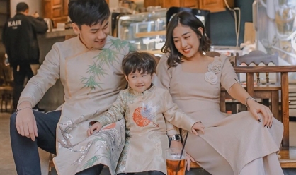 Cả gia đình và hội bạn thân nên mặc áo dài gì khi cùng đi chơi Tết?