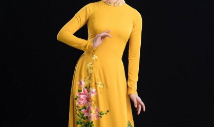 Hết Tết, Lan Phương vẫn chuộng diện áo dài khoe dáng