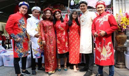 Nhộn nhịp thuê áo dài khăn đóng chụp hình ở phố ông đồ Sài Gòn