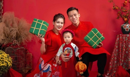Vợ chồng Hải Quế, 'Ngạn - Hà Lan' khoe mặc áo dài đón Tết