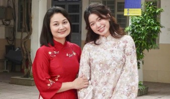 So sánh áo dài truyền thống và áo dài cách tân ngày Tết